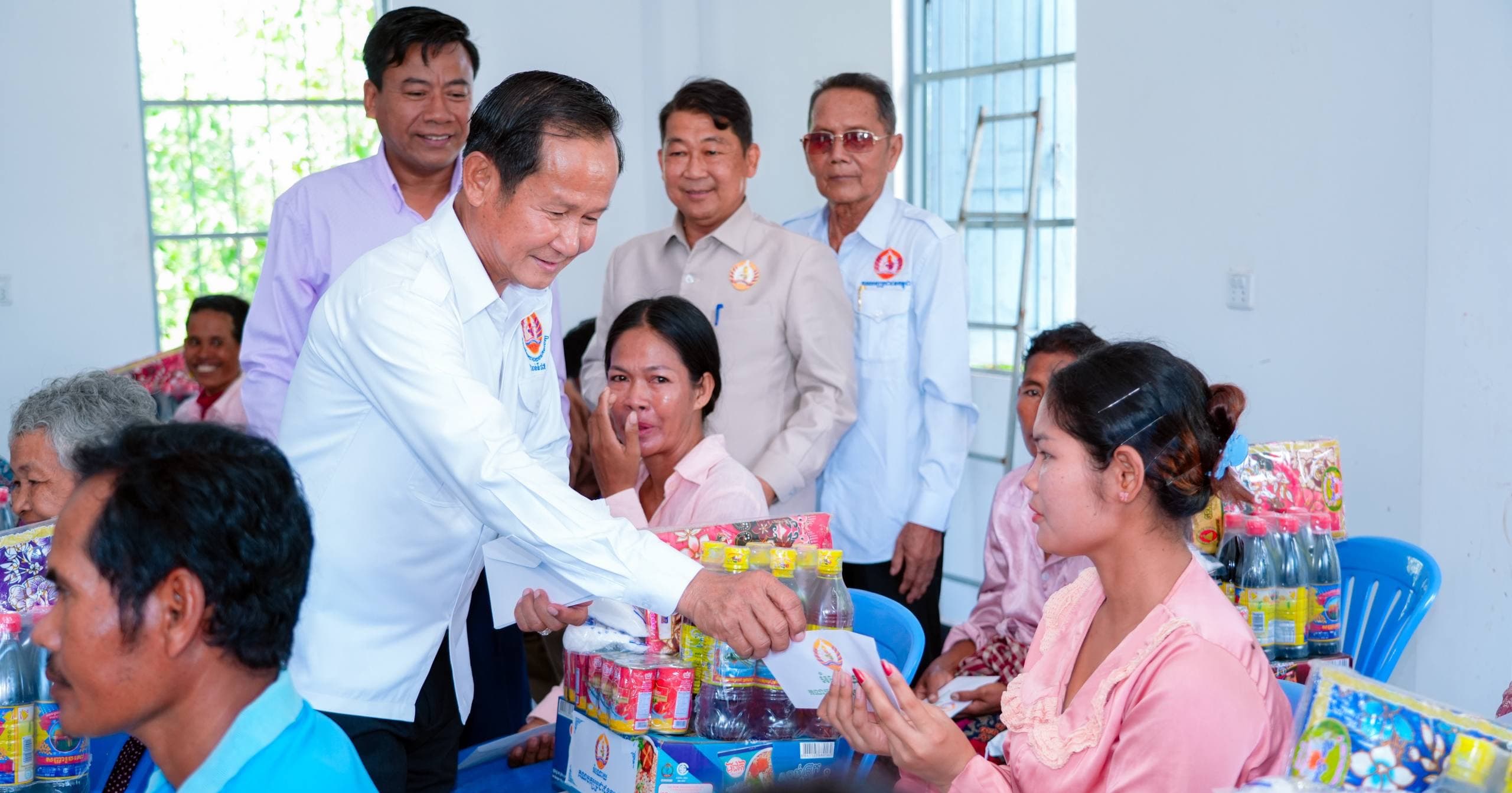 ប្រជាពលរដ្ឋមានជីវភាពខ្វះខាត ២៥គ្រួសារ ទទួលបានការយកចិត្តទុកដាក់ពីក្រុមការងារគណបក្សប្រជាជនកម្ពុជា ចុះមូលដ្ឋានឃុំមេព្រីង ស្រុកបាធាយ