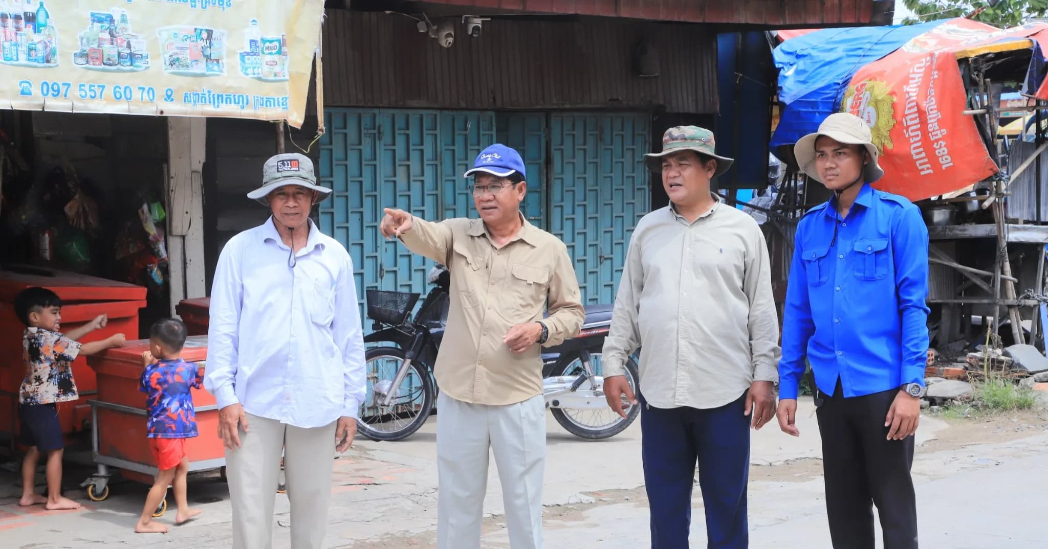 រដ្ឋបាលក្រុងតាខ្មៅ ចុះរៀបចំសណ្តាប់ធ្នាប់ និងពិនិត្យការដ្ឋានដំឡើងភ្លើងសញ្ញាចរាចរណ៍ នៅចំណុចផ្សារដើមអំពិល ដើម្បីកាត់បន្ថយការកកស្ទះ និងគ្រោះថ្នាក់ចរាចរណ៍