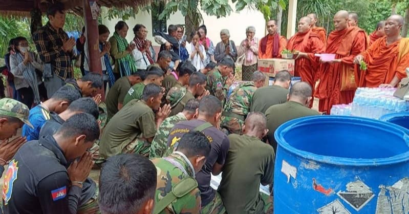ព្រះសង្ឃខេត្តបន្ទាយមានជ័យនាំយកទេយ្យវត្ថុជូនវីរកងទ័ពនៅសមរភូមិទិសប្រាសាទតាមាន់ និងតាក្របី