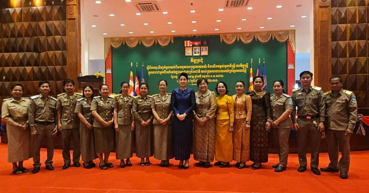 ្រសួងមហាផ្ទៃ និងរដ្ឋបាលខេត្តកោះកុង បើកកិច្ចប្រជុំពីការចុះសិក្សាស្វែងយល់ពីសកម្មភាពបញ្ច្រាបយេនឌ័រនិងលើកកម្ពស់តួនាទីស្ត្រី ភារកិច្ចស្រ្តីក្នុងអង្គភាព កោះកុង៖ក្រសួងមហាផ្ទៃ និងរដ្ឋបាលខេត្តកោះកុង បើកកិច្ចប្រជុំពីការចុះសិក្សាស្វែងយល់ពីសកម្មភាពបញ្ច្រាបយេនឌ័រនិងលើកកម្ពស់តួនាទីស្ត្រី ភារកិច្ចស្រ្តីក្នុងអង្គភាពជាអ្នកដឹកនាំនៅរដ្ឋបាលថ្នាក់ក្រោមជាតិរបស់ក្រុមការងារក្រសួងមហាផ្ទៃ នៅសាលាមហោស្រពខេត្តកោះកុង។