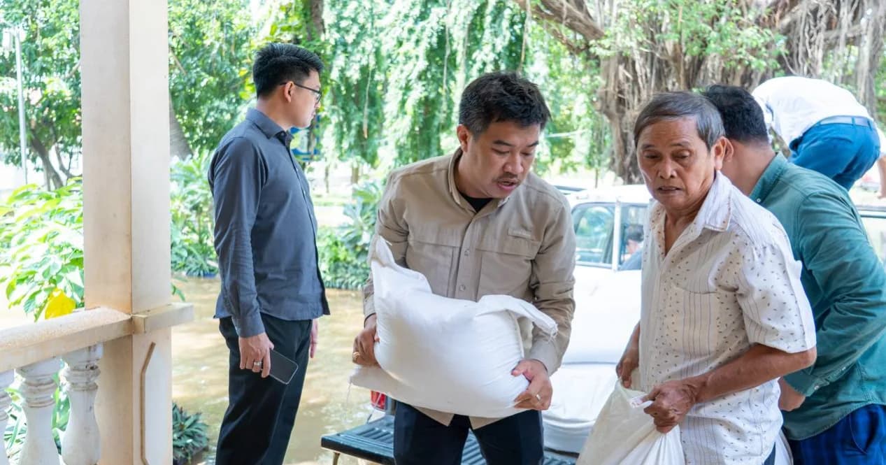 ក្រុមការងារចុះជួយមូលដ្ឋានសង្កាត់អូរម៉ាល់ រៀបចំគ្រឿងឧបភោគ បរិភោគជួយប្រជាពលរដ្ឋរងផលប៉ះពាល់ដោយជំនន់ទឹកភ្លៀង