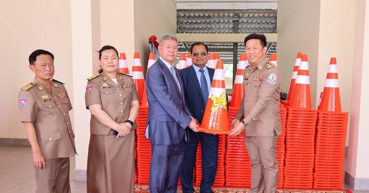 ឯកឧត្តម គួច ចំរើន អភិបាលនៃគណៈអភិបាលខេត្តកណ្តាល បានប្រគល់សាជីចរាចរណ៍ដល់រដ្ឋបាលក្រុង-ស្រុកទាំង១៣ សម្រាប់ទុកសម្រួលចរាចរណ៍