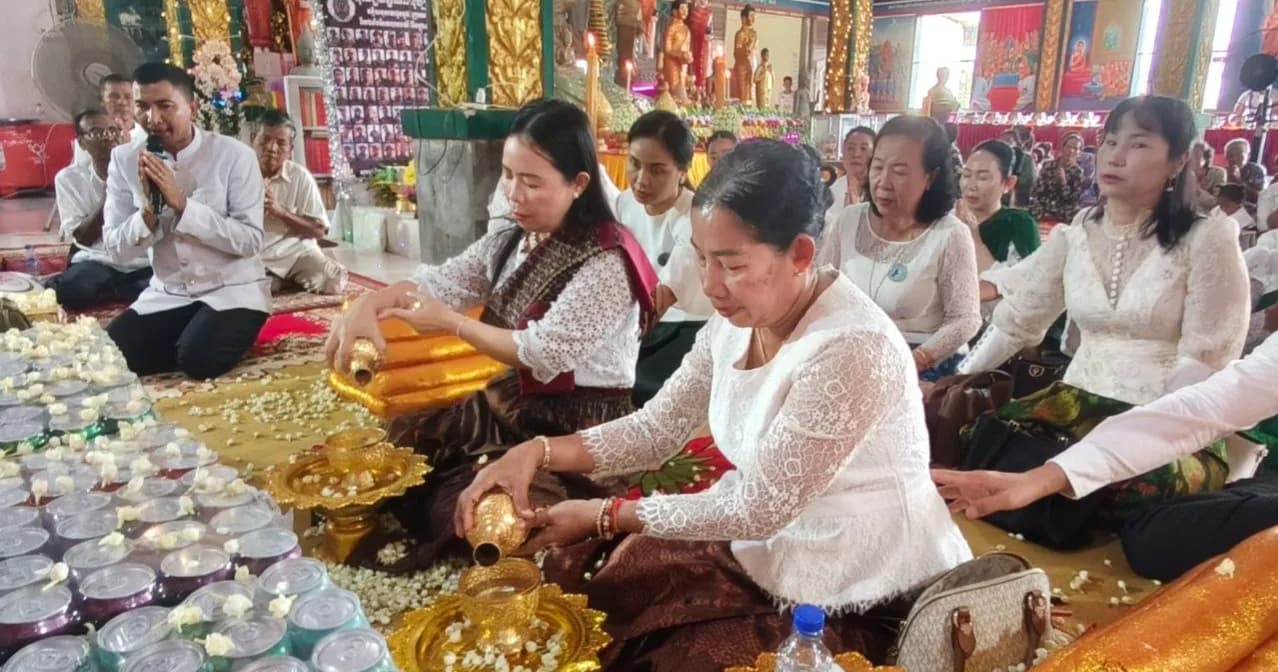 ថ្នាក់ដឹកនាំខេត្តពោធិ៍សាត់ អញ្ជើញកាន់បិណ្ឌទី១២នៅវត្តឯការាម និងវត្តហ្លួង ព្រមទាំងអំពាវនាវឱ្យប្រជាពលរដ្ឋចូលរួមថែរក្សាសុខភាព និងសាមគ្គីភាពជាតិ