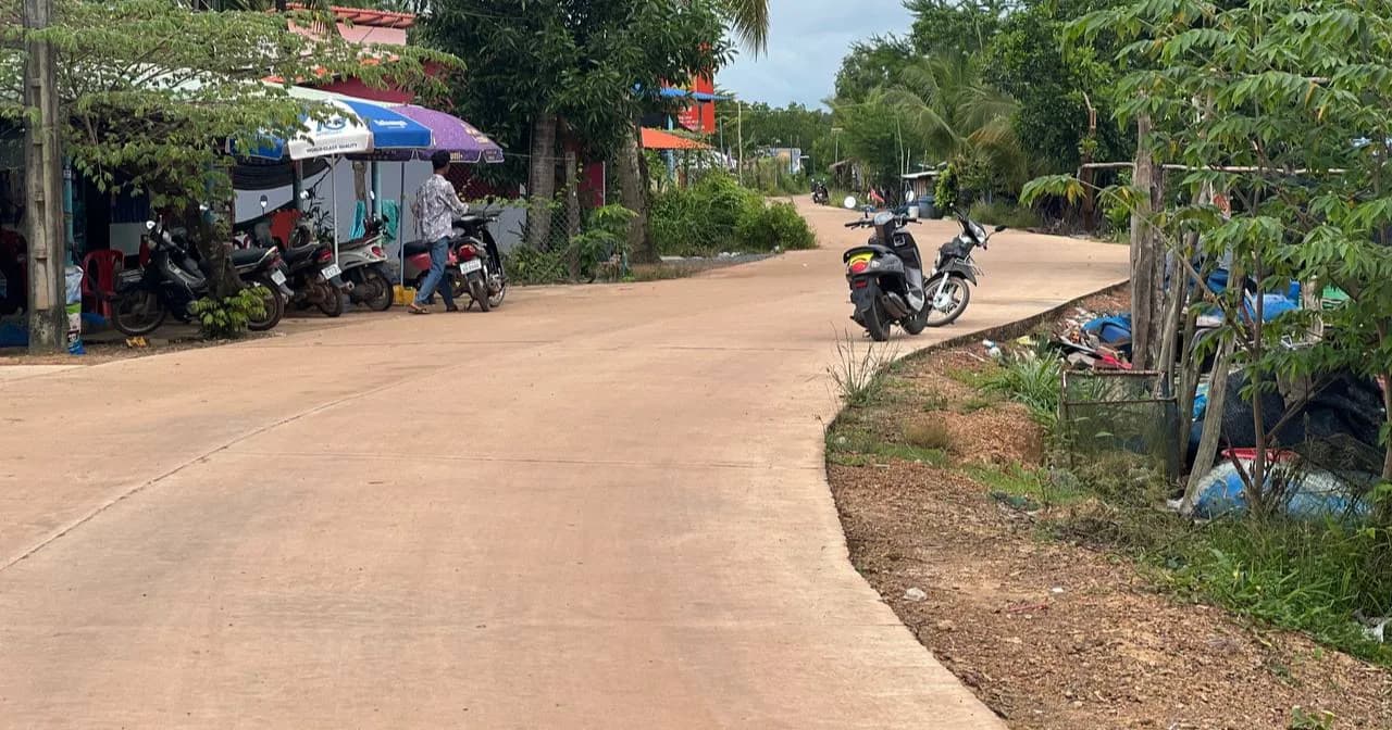 អាជ្ញាធរឃុំជ្រោយស្វាយ ប្រែក្លាយផ្លូវគ្រួសខ្សាច់មកជាផ្លូវបេតុងដ៏រឹងមាំ និងសុវត្ថិភាពជូនប្រជាពលរដ្ឋ