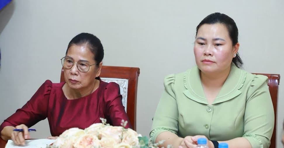 លោកជំទាវ នួន នារតី និងលោកជំទាវ ស្រ៊ុន ស្រីនាង ដឹកនាំកិច្ចប្រជុំពិនិត្យវិស័យសិល្បៈភាពយន្ត និងផ្សព្វផ្សាយវប្បធម៌ នៅរោងភាពយន្ត ២ទីតាំង ក្នុងក្រុងតាខ្មៅ