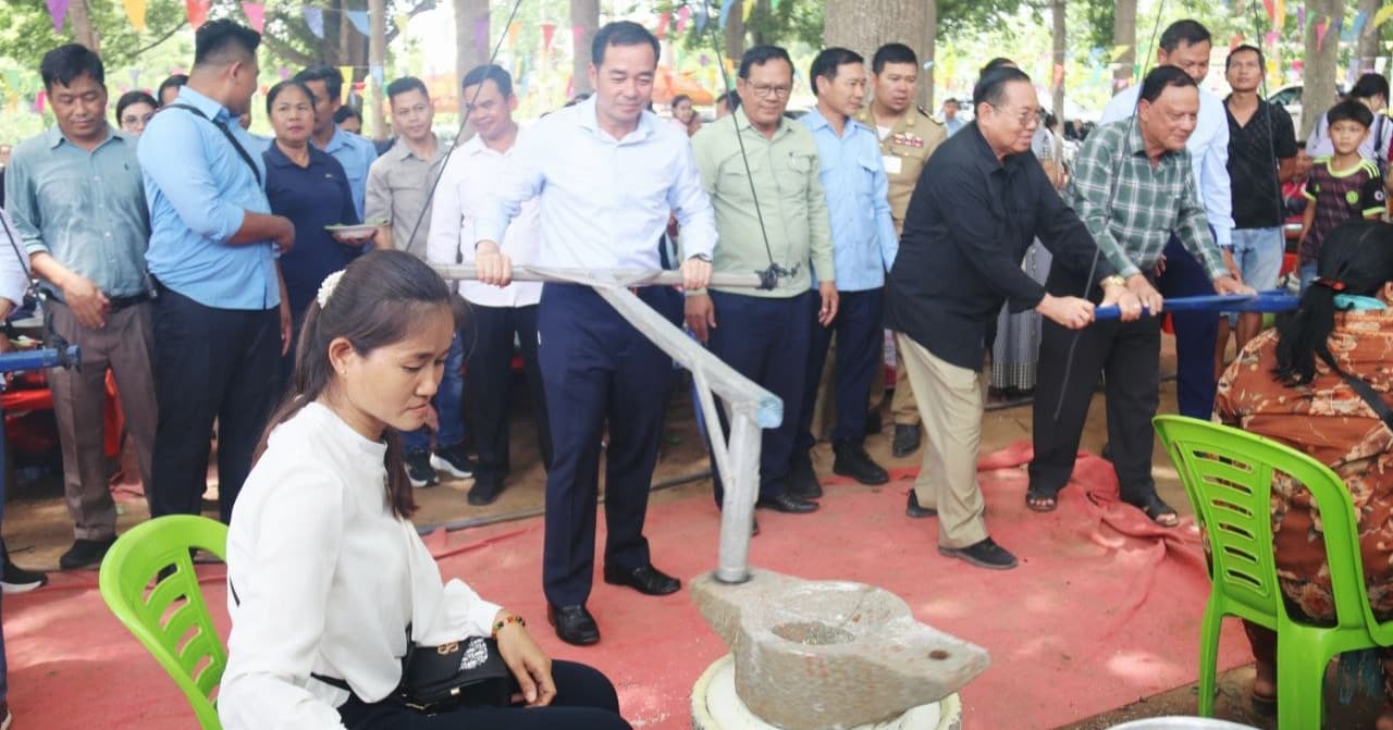ថ្នាក់ដឹកនាំខេត្តកំពង់ចាម អញ្ជើញចូលរួមពិធីបុណ្យសាមគ្គី ចាក់បាញ់ឆែវ ១០០ ខ្ទះ ក្នុងភូមិកោះថ្មី ឃុំកោះសូទិន