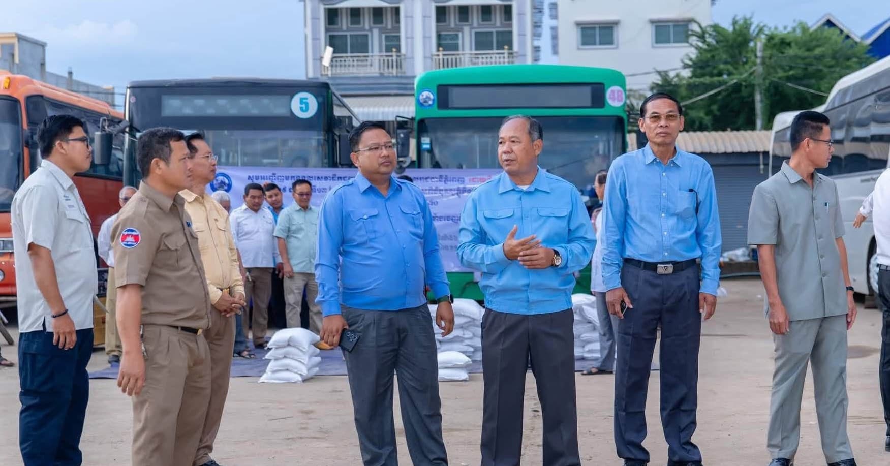 អភិបាលខេត្តបន្ទាយមានជ័យ អញ្ជើញចុះសួរសុខទុក្ខ និងជូនដំណើរបងប្អូនប្រជាពលរដ្ឋ វិលត្រឡប់ទៅបំពេញការងារ និងទីលំនៅវិញក្រោយចប់ពិធីបុណ្យភ្ជុំបិណ្ឌ