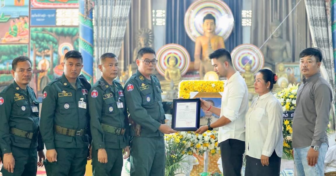 លោកឧត្តមសេនីយ៍ត្រី​ សឿម​ សារិទ្ធ​ បាន​ចាត់​តំណាង​ចូលរួម​គោរព​វិញ្ញាណក្ខន្ធ​ និងប្រគល់របស់​ថវិកា​សមាគម​មិត្ត​នគរបាល​ជាតិ​កម្ពុជា​ជូន​ដល់​តំណាង​គ្រួសារ​សព​លោកអនុសេនីយ៍ឯក​ បូ​ ណារិទ្ធ​