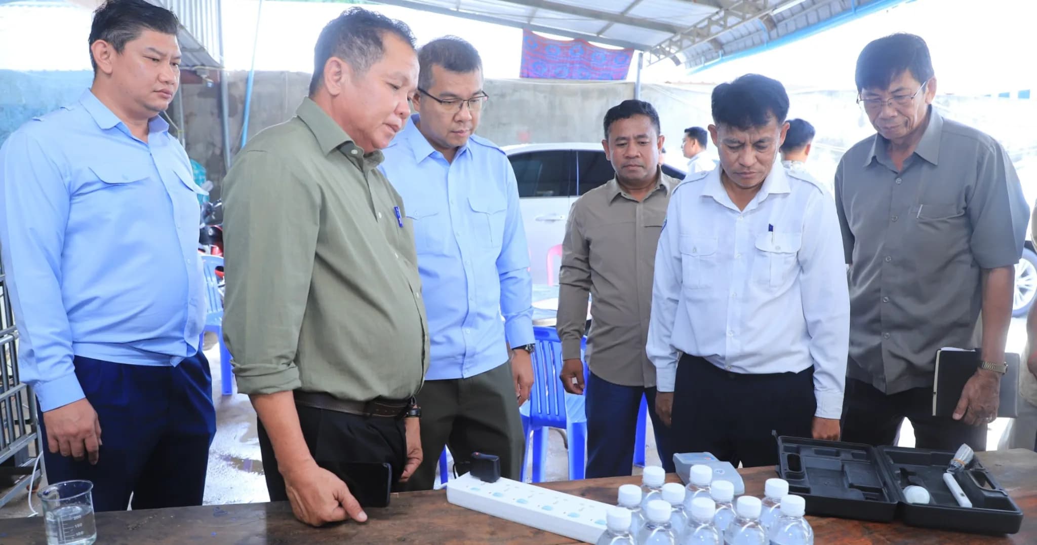 អាជ្ញាធរខេត្ត ចុះពិនិត្យស្ថានភាពផលិត និងផ្គត់ផ្គង់ទឹកស្អាត របស់ក្រុមហ៊ុន ហ្គោលដេន ប៊ុល ក្នុងសង្កាត់ស្វាយរលំ និងសង្កាត់សិត្បូ ក្រុងតាខ្មៅ