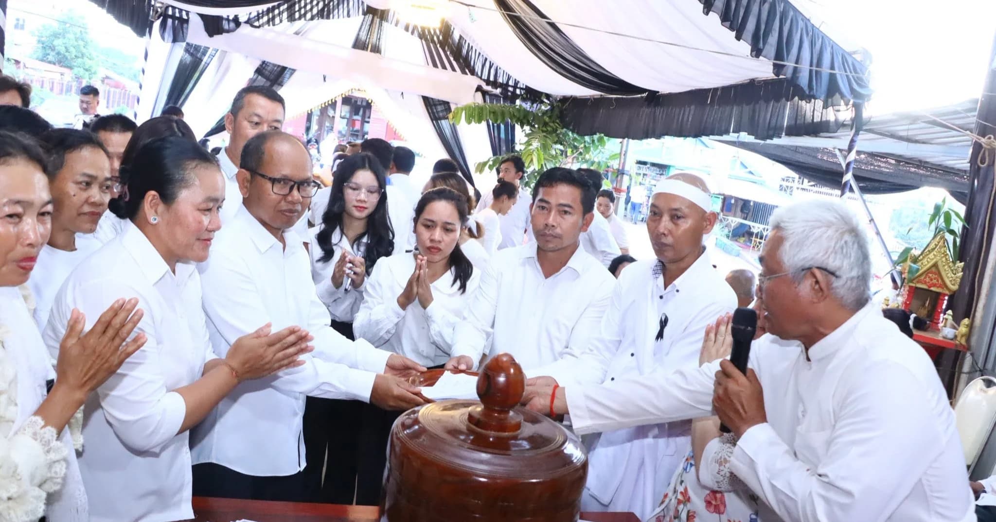 លោក សុន សារឿន ប្រធានមន្ទីរព័ត៌មានខេត្តមណ្ឌលគិរី រួមទាំងមន្រ្តីក្រោមឱវាទ បាននាំយកបច្ច័យចូលរួមបុណ្យសព ឧបាសក សាញ់ ភឹម ត្រូវជាឪពុករបស់លោក វណ្ណ ភារី អនុប្រធានមន្ទីរព័ត៌មានខេត្ត