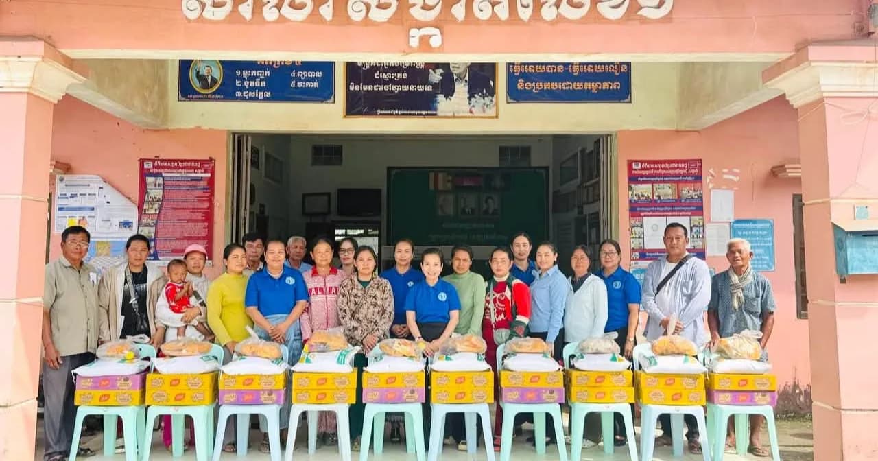 លោកស្រី ឈុន ដារី អភិបាលរងក្រុងព្រះសីហនុ នាំយកអំណោយចុះចែកជូនប្រជាពលរដ្ឋរងផលប៉ះពាល់ពីជំនន់ទឹកភ្លៀងនៅសង្កាត់លេខ១