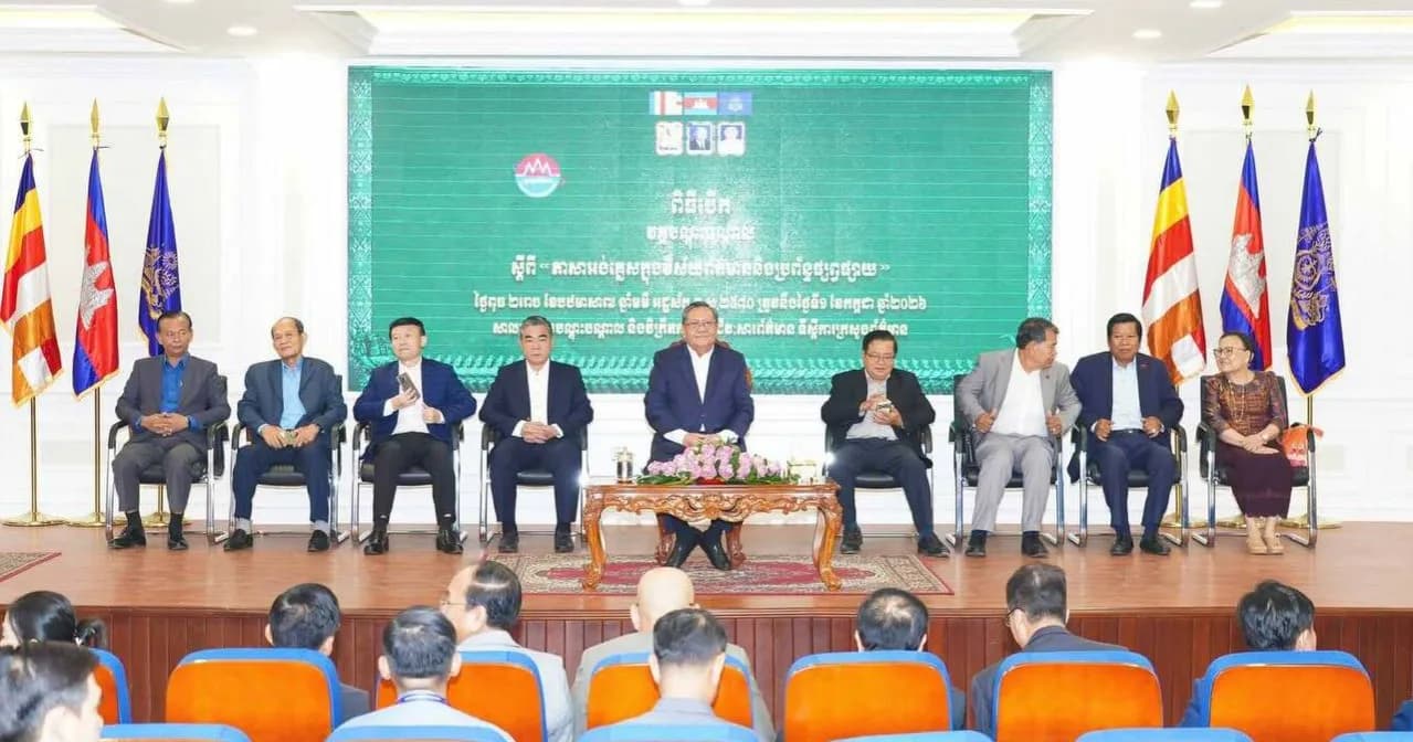 ឯកឧត្តម កឹម គុណវឌ្ឍន៍ អញ្ជើញបើកវគ្គបណ្ដុះបណ្ដាលស្តីពី « ភាសាអង់គ្លេសក្នុងវិស័យព័ត៌មាន និងប្រព័ន្ធផ្សព្វផ្សាយ » ដើម្បីបង្កើនសមត្ថភាព និងចំណេះដឹងផ្នែកភាសាអង់គ្លេស ជូនដល់មន្ត្រីរាជការក្រសួងព័ត៌មាន
