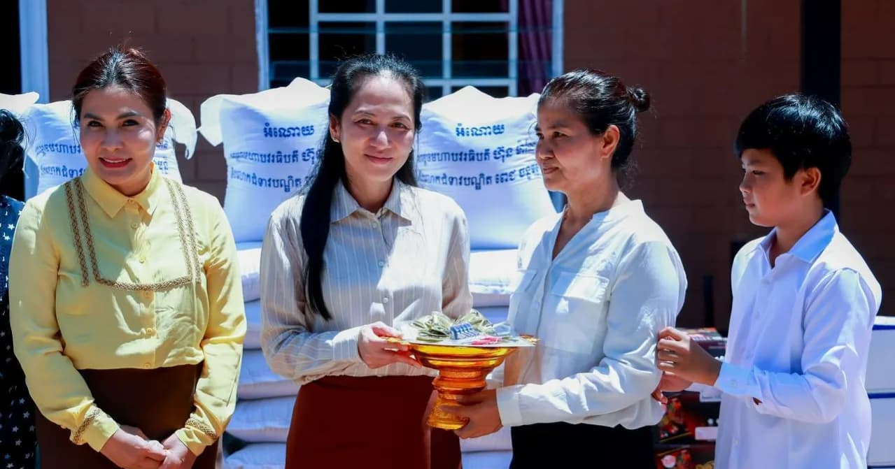 លោកជំទាវបណ្ឌិត អញ្ជើញប្រគល់ផ្ទះថ្មី ចំនួន ៣ខ្នង ជូនក្រុមគ្រួសាររបស់វីរកងទ័ពពលី ក្នុងទឹកដីខេត្តកណ្តាល