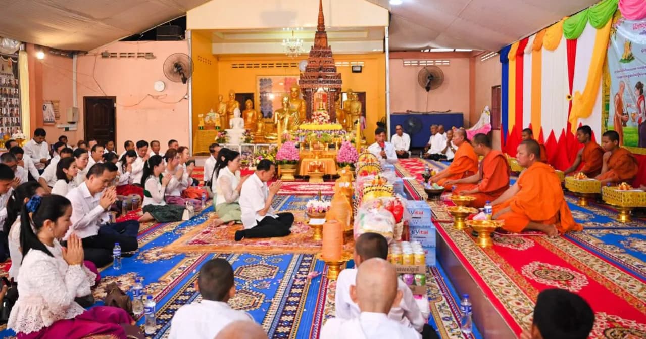 ឯកឧត្តម ឆាយ ឫទ្ធិសែន នាំយកទេយ្យទាន និងបច្ច័យរបស់សម្តេចធិបតីនិងលោកជំទាវបណ្ឌិតចូលរួមកាន់បិណ្ឌវេនទី១២ នៅវត្តចំនួន៣ ក្នុងស្រុកទឹកផុស ខេត្តកំពង់ឆ្នាំង