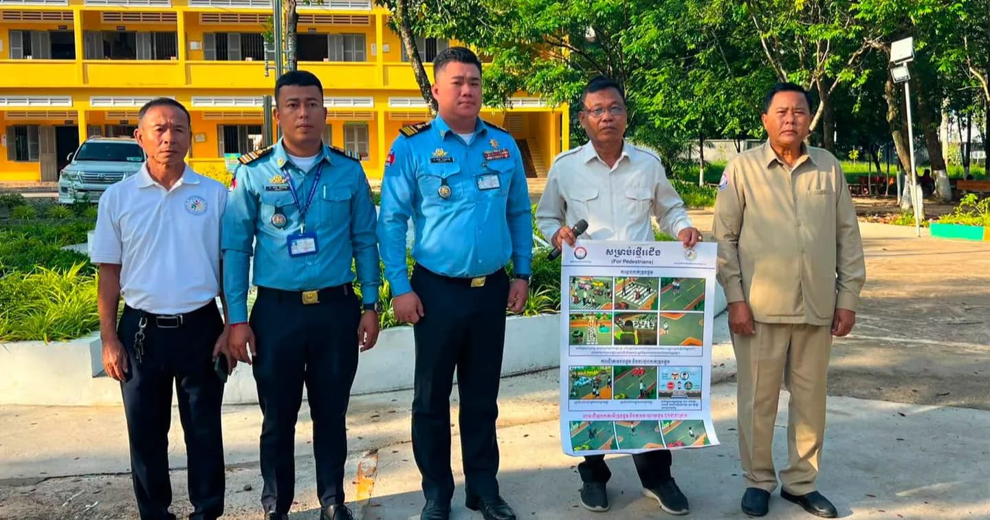 កម្លាំងជំនាញនគរបាលចរាចរណ៍ផ្លូវគោក និងមន្ទីរសាធារណការ ចុះផ្សព្វផ្សាយច្បាប់ចរាចរណ៍ និងគោលនយោបាយ «ភូមិ ឃុំ មានសុវត្ថិភាព» ដល់សិស្សានុសិស្សនៅខេត្តព្រះសីហនុ