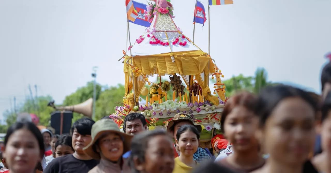 វត្តសំរោង រៀបចំពិធីដង្ហែដូនតាក្រោយបុណ្យភ្ជុំបិណ្ឌ ជាការបន្តថែរក្សាប្រពៃណីជំនឿ និងទំនៀមទម្លាប់ដ៏ល្អផូរផង់របស់ខ្មែរ